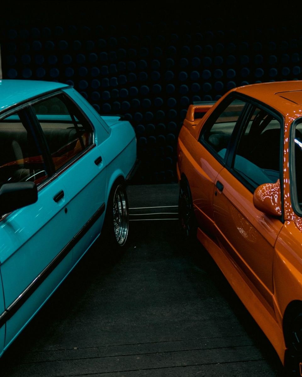 Tirkīza un oranža auto pēc pilnas pārkrāsošanas